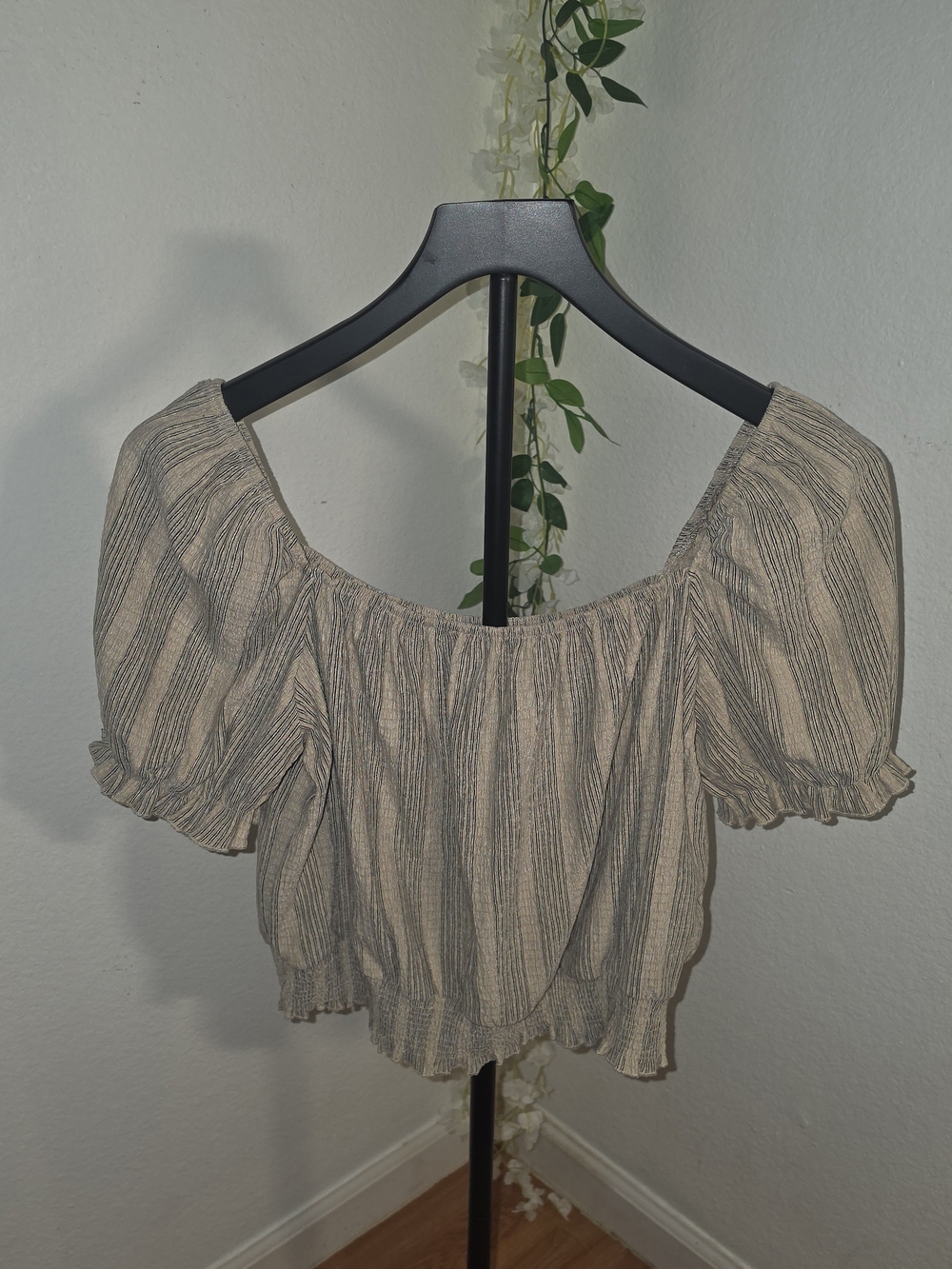 H&M Beige Striped Puff Sleeve Crop Top